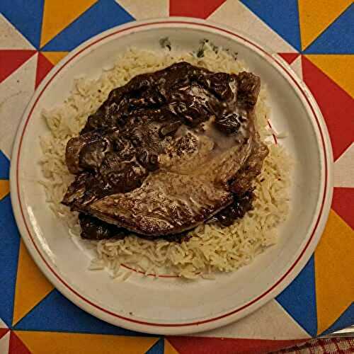 Côtes de porc et sauce curry rouge aux poivres
