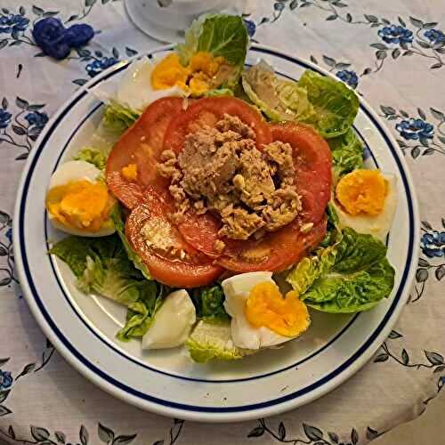 Salade de rondelles de tomates au thon et aux oeufs durs