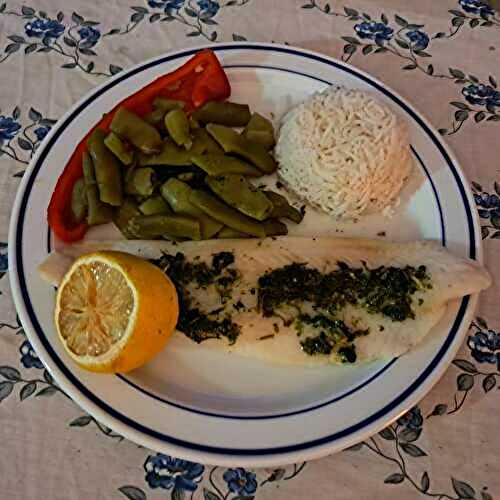 Filet de pangasius aux haricots verts et au poivre rouge avec du riz basmati vapeur