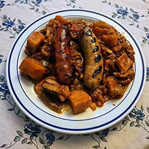 Poêlée campagnarde aux saucisses et chorizos aux patates douces et courgette aux oignons