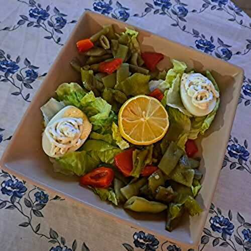 Salade de haricots verts plats et de poivrons rouges cuits sur sucrines et œufs durs à l’aïoli
