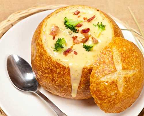 La délicieuse soupe au cheddar, bacon et brocoli servi dans un bol de pain!