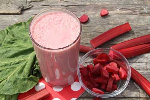 Une recette toute simple et rapide de smoothie fraise et rhubarbe!