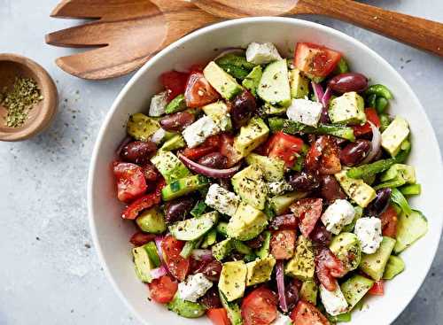 Une salade grecque à l'avocat très facile à faire et très bonne pour la santé!