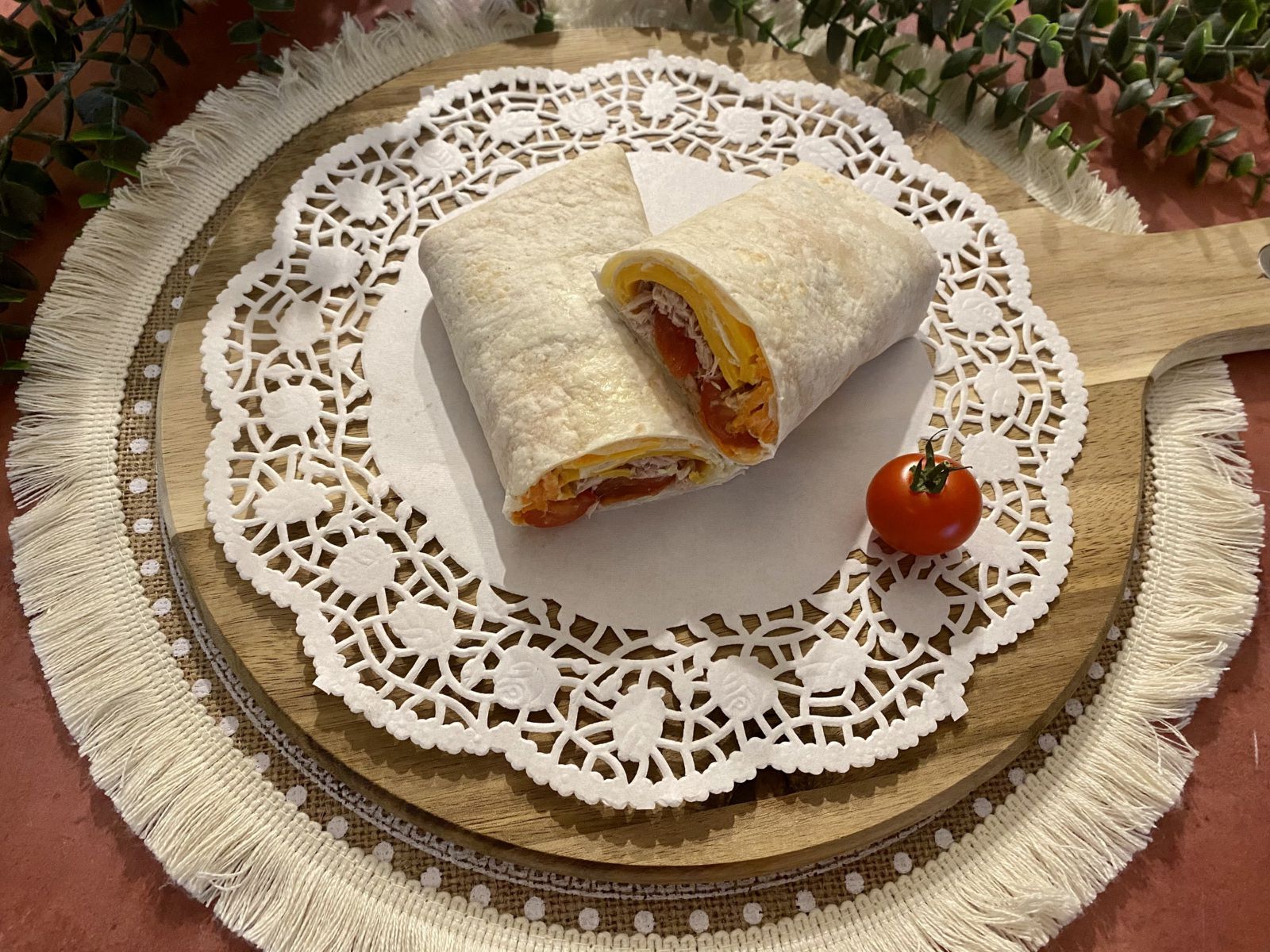 Wrap au thon, mimolette et crudités