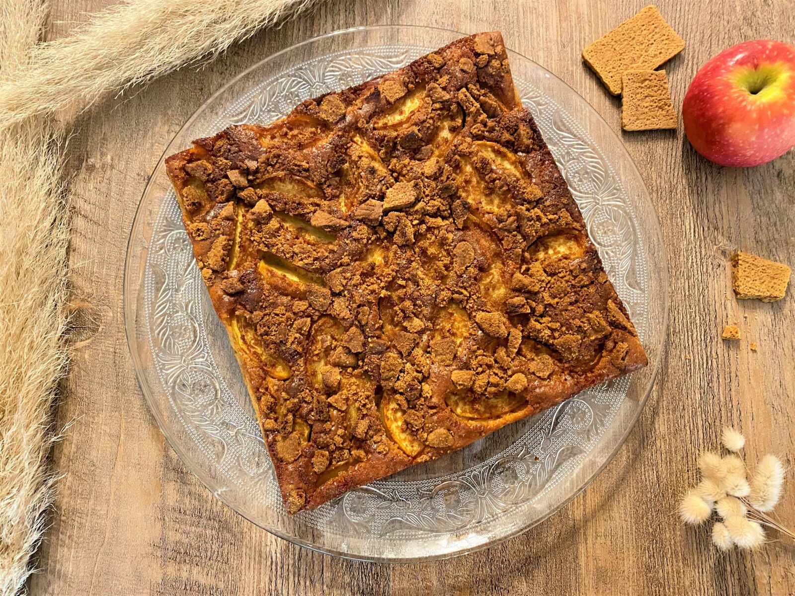 Gâteau aux pommes, spéculoos et caramel beurre salé