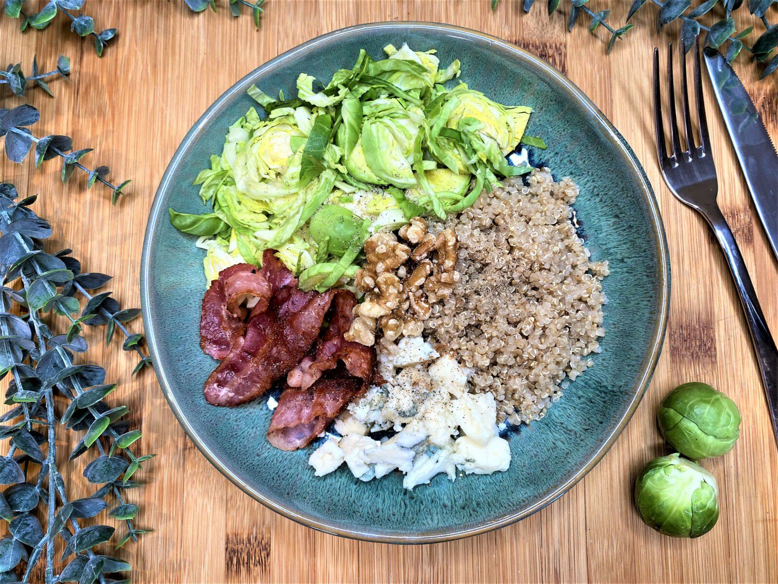 Salade de quinoa aux choux de Bruxelles, au lard et au bleu