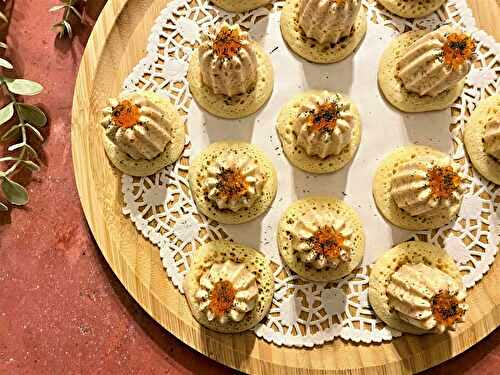 Mini cannelés de mousse de saumon fumé sur blinis