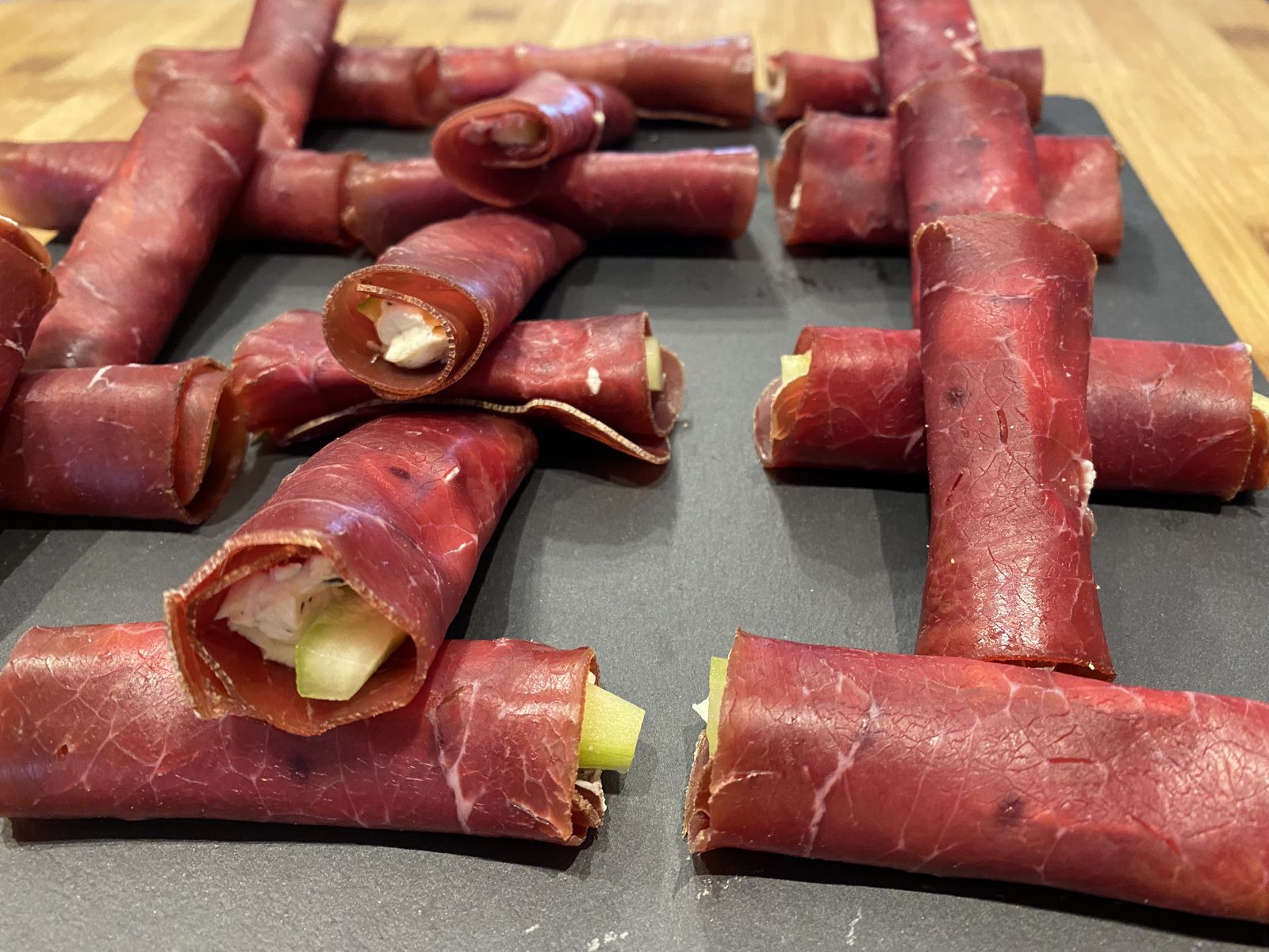 Roulés de viande des grisons au concombre et fromage frais