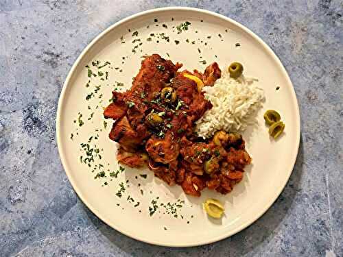 Quenelles lardées au jambon cru, sauce tomates et olives vertes