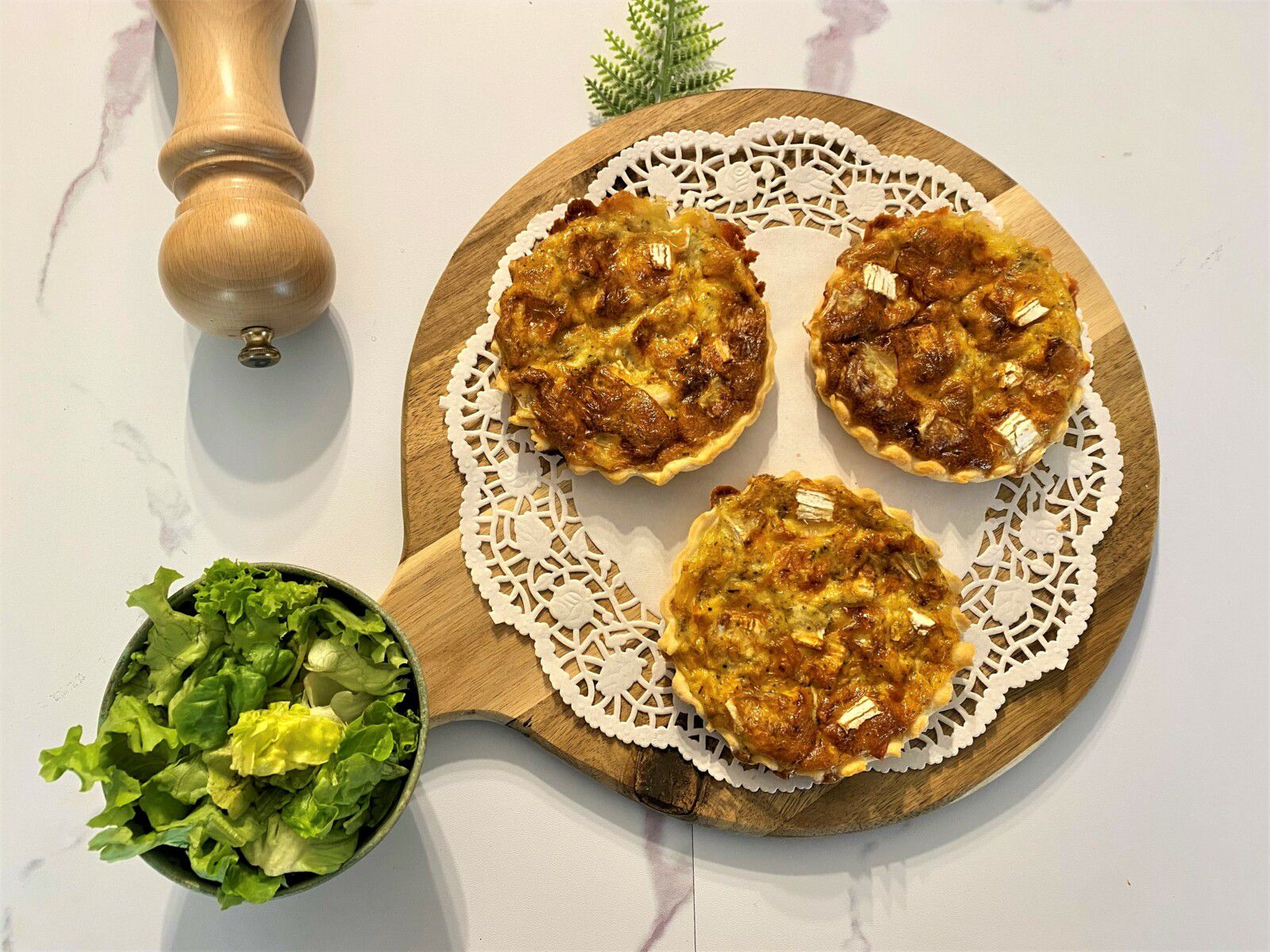 Tartelettes au camembert, bacon et herbes de Provence