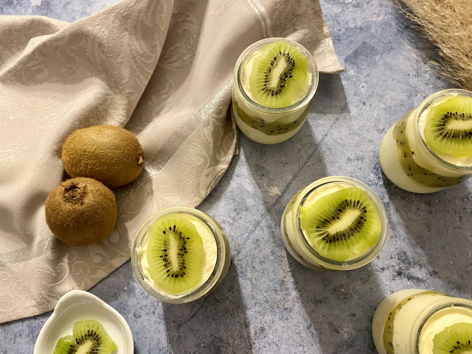 Verrines de mousse au chocolat blanc et compotée de kiwi