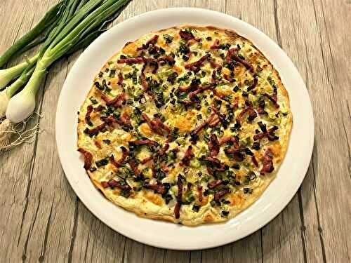 Pizza blanche aux oignons nouveaux et lardons