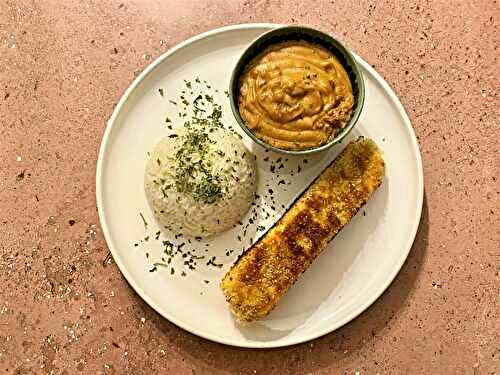 Saumon mi-cuit croustillant, sauce aux cacahuètes