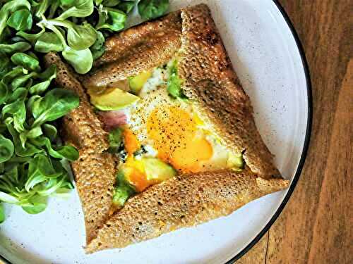 Galette avocat, jambon, œuf et bleu