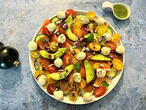 Salade composée de tomates, concombre, avocat et mozzarella