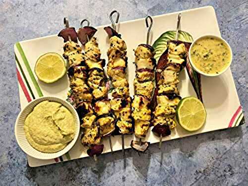 Brochettes de poulet et halloumi au basilic, mayonnaise au pesto