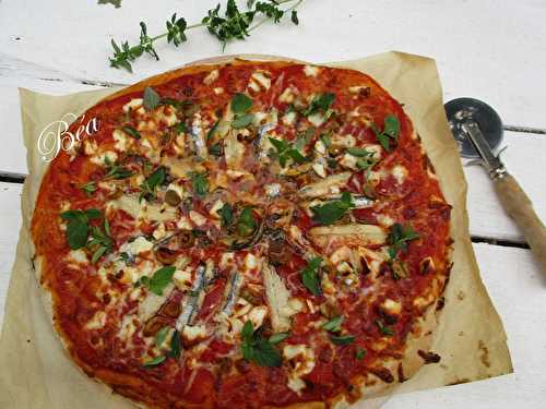Pizza aux anchois frais et halloumi