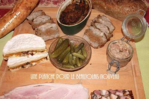 Une planche pour  le Beaujolais nouveau : Rillettes de poulette , terrine de cochon aux spéculoos et coulommiers aux mendiants et abricots moelleux