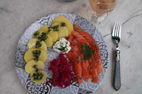 Saumon gravlax, pickles de chou rouge et pommes de terre vinaigrette - balade norvégienne