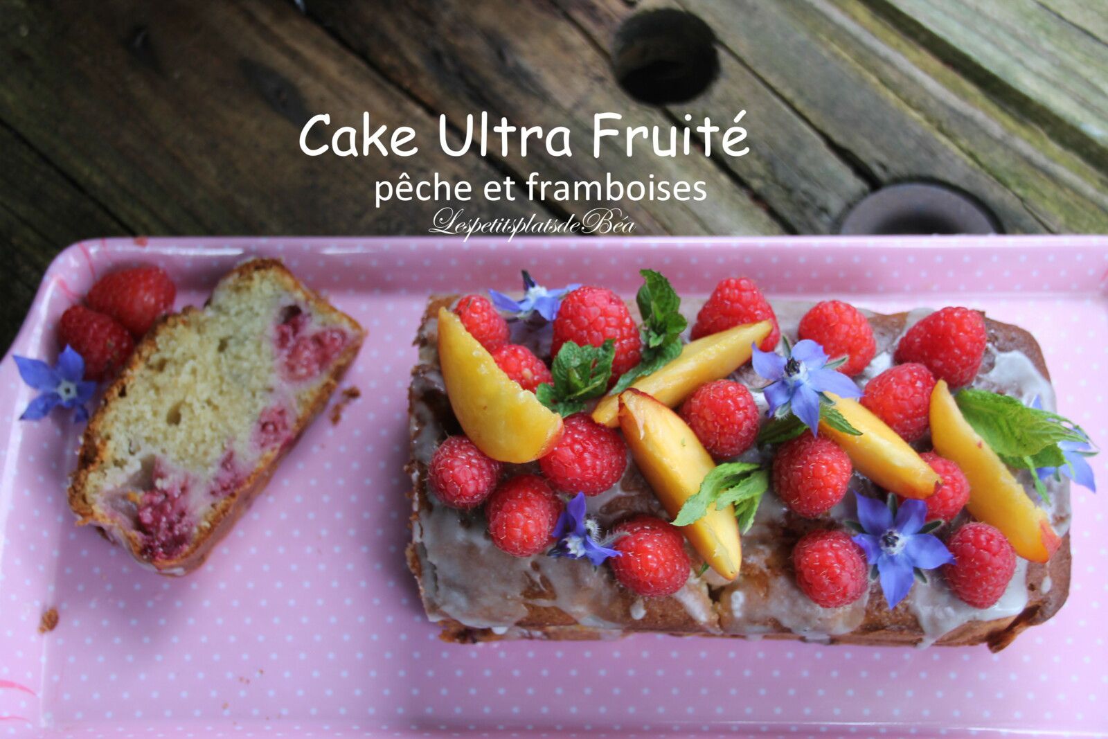 Cake ultra fruité aux pêches et aux framboises