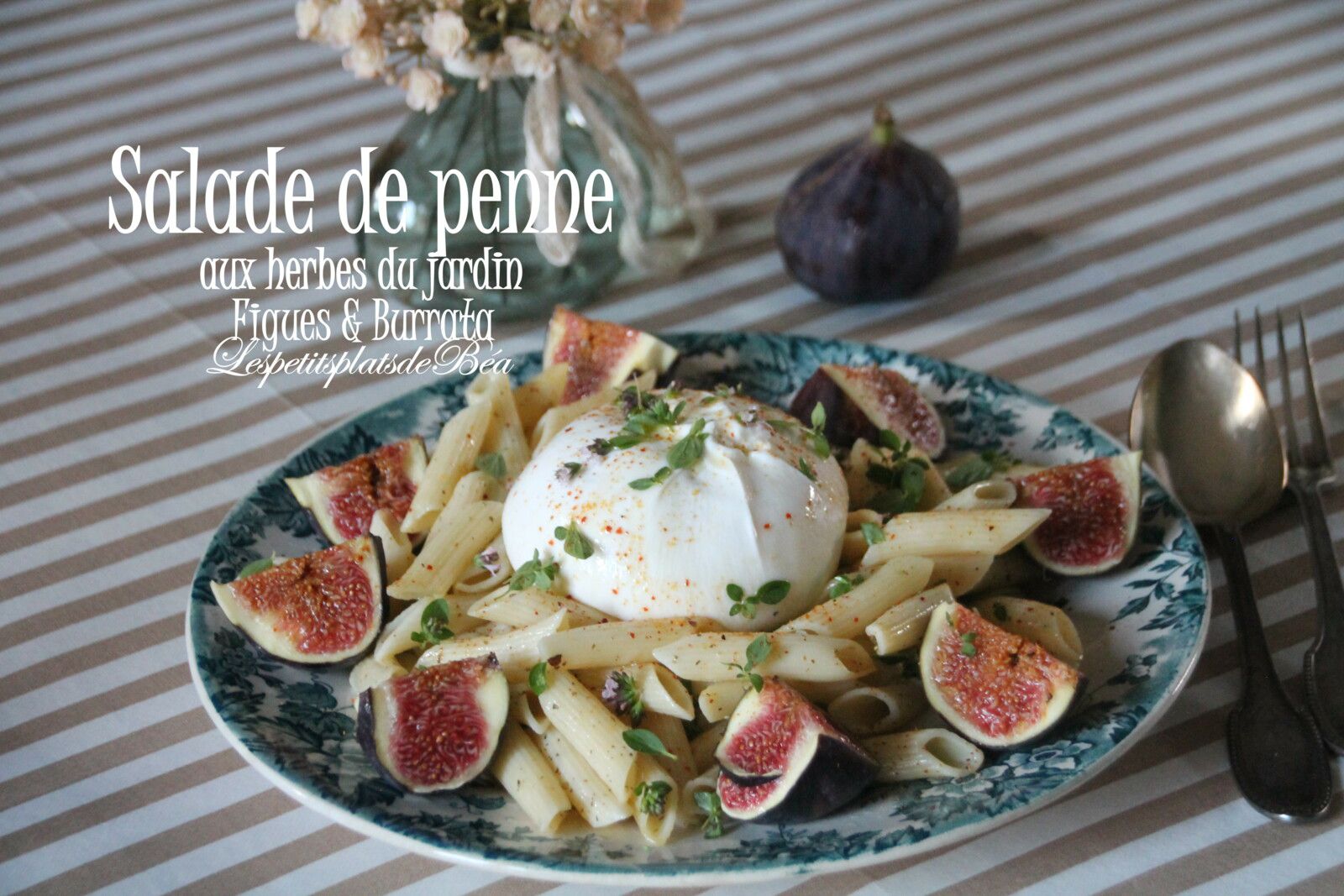 Salade de penne aux herbes du jardin, figues et burrata