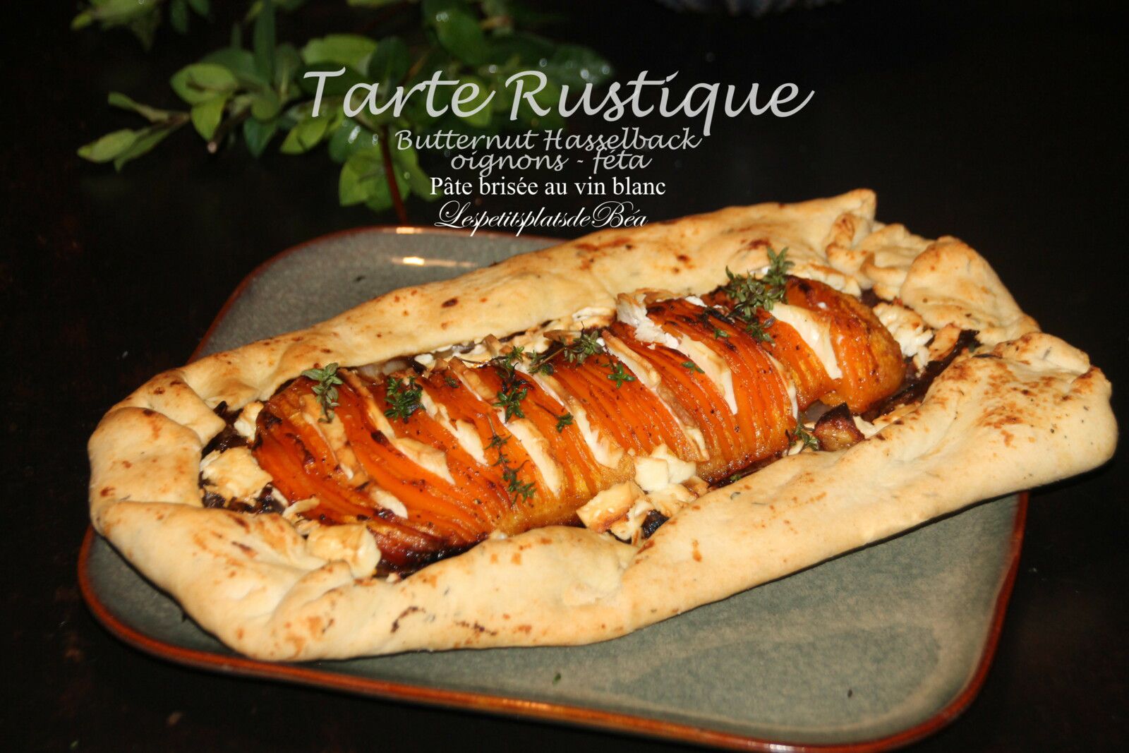 Tarte rustique à la butternut hasselback, feta et oignons (pâte brisée au vin blanc)