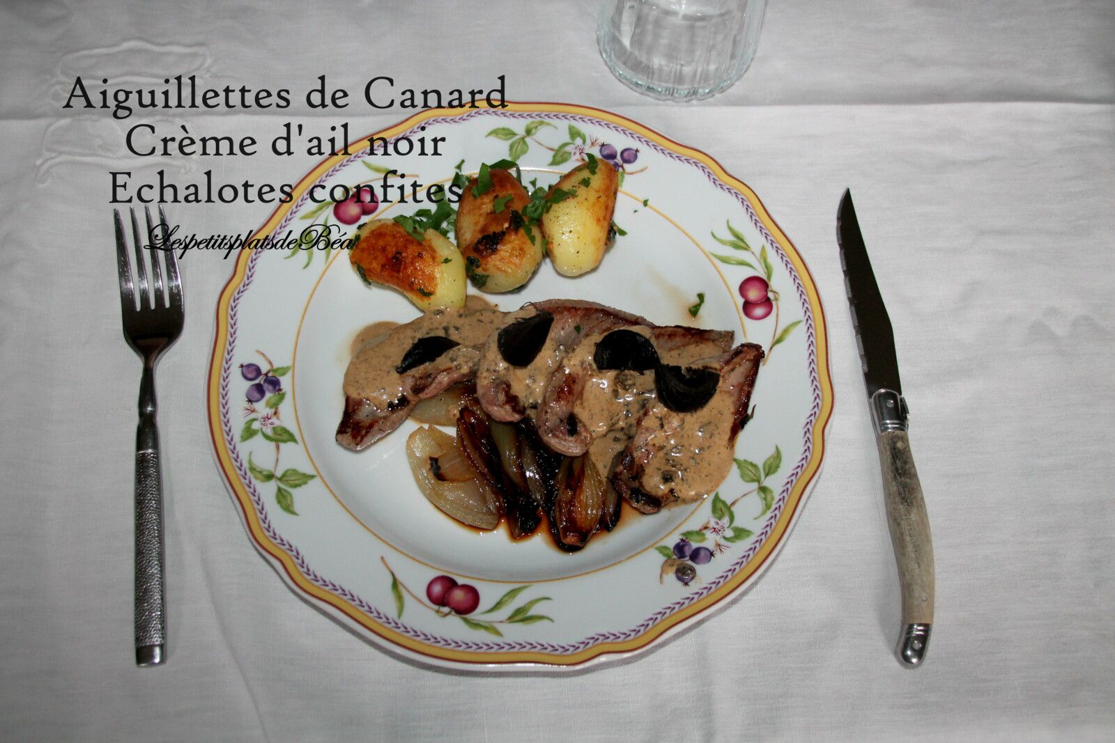 Aiguillettes de canard à la crème d'ail noir et échalotes confites