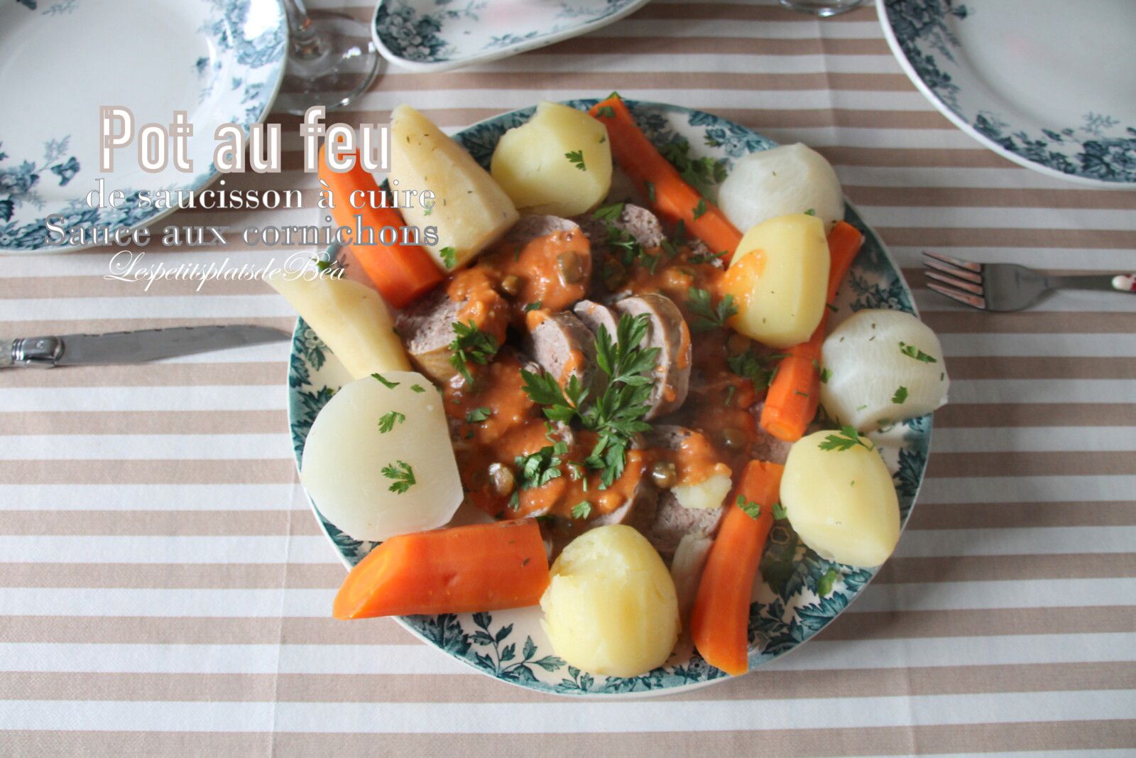 Pot au feu de saucisson à cuire sauce aux cornichons