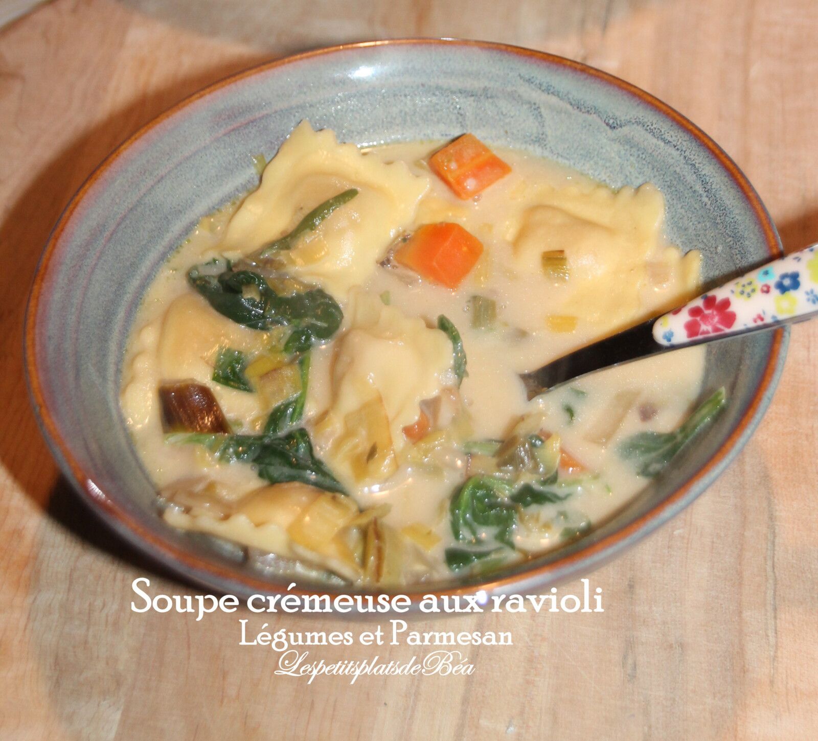 Soupe crémeuse aux ravioli, légumes et parmesan