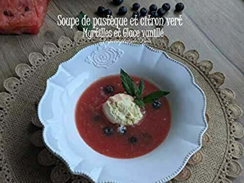 Soupe de pastèque et citron vert, myrtilles et glace à la vanille