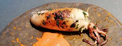 Encornets farcis épinards chair à saucisse et son coulis de pimientos del piquillo