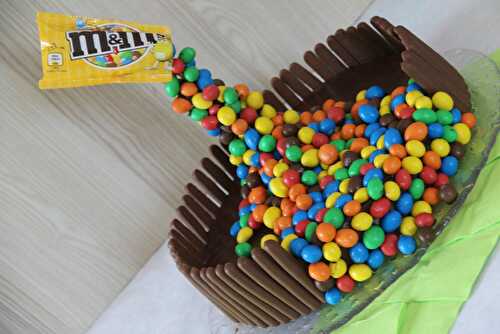 Gravity Cake ou gâteau suspendu aux M&M's, chocolat et noix de coco