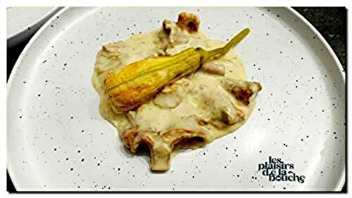 Fleur de courgette farcie au poulet sauce aux girolles 