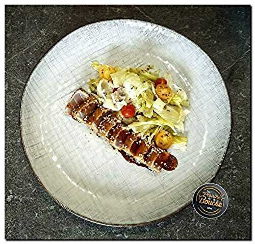 Tataki de thon associé à une salade d'iceberg.