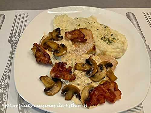 Côtelettes de porc au bacon et champignons, sauce moutarde et vin blanc 