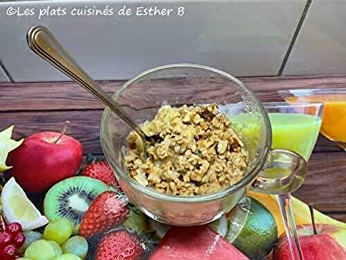 Croustade aux poires dans une tasse