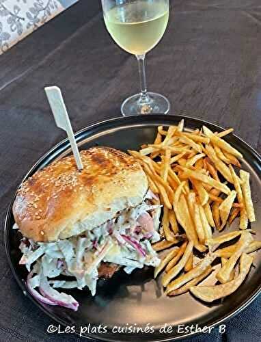 Sandwichs au poulet barbecue, salade de chou crémeuse à la pomme