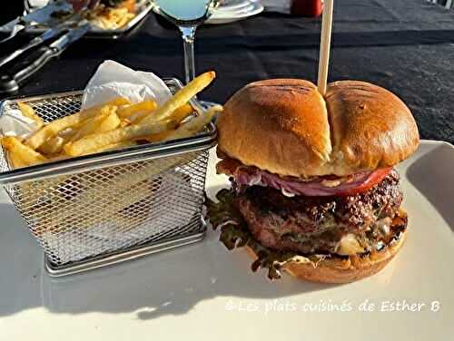 Burgers de bœuf farcis au brie et aux tomates séchées