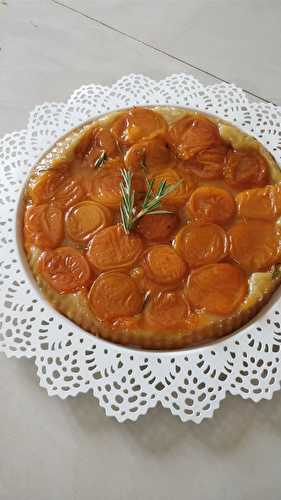 Tarte tatin aux abricots et romarin