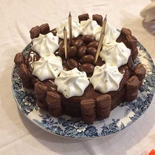 Genoise d’anniversaire vanille chocolat Kinder Bueno et Chocobons