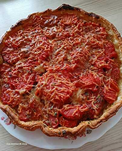 Tarte à la tomate du jardin , oignons confits et moutarde fine.