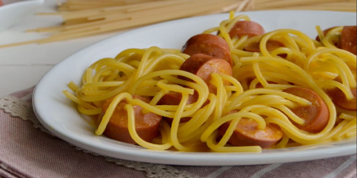 Spaghetti aux Saucisses avec Crème d’Œuf et Fromage