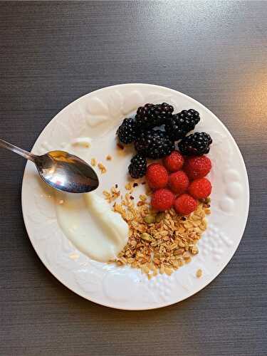 Granola maison, yogourt à la vanille sans lactose, framboises et mûres