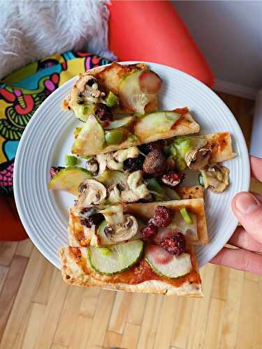 Pizza végétarienne au concombre, champignons, poivron vert et framboises