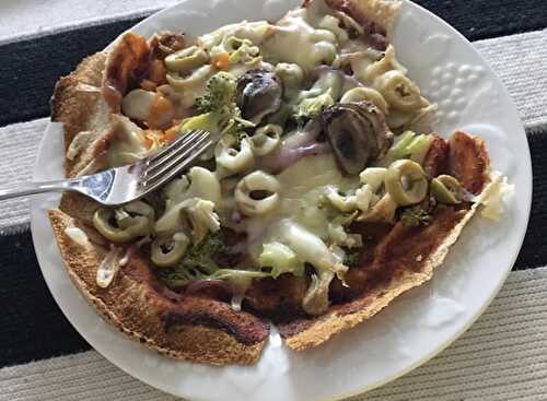 RECETTE-Pizza sur pain pita à la dinde, champignons, olives, piment, brocoli, oignon et fromage
