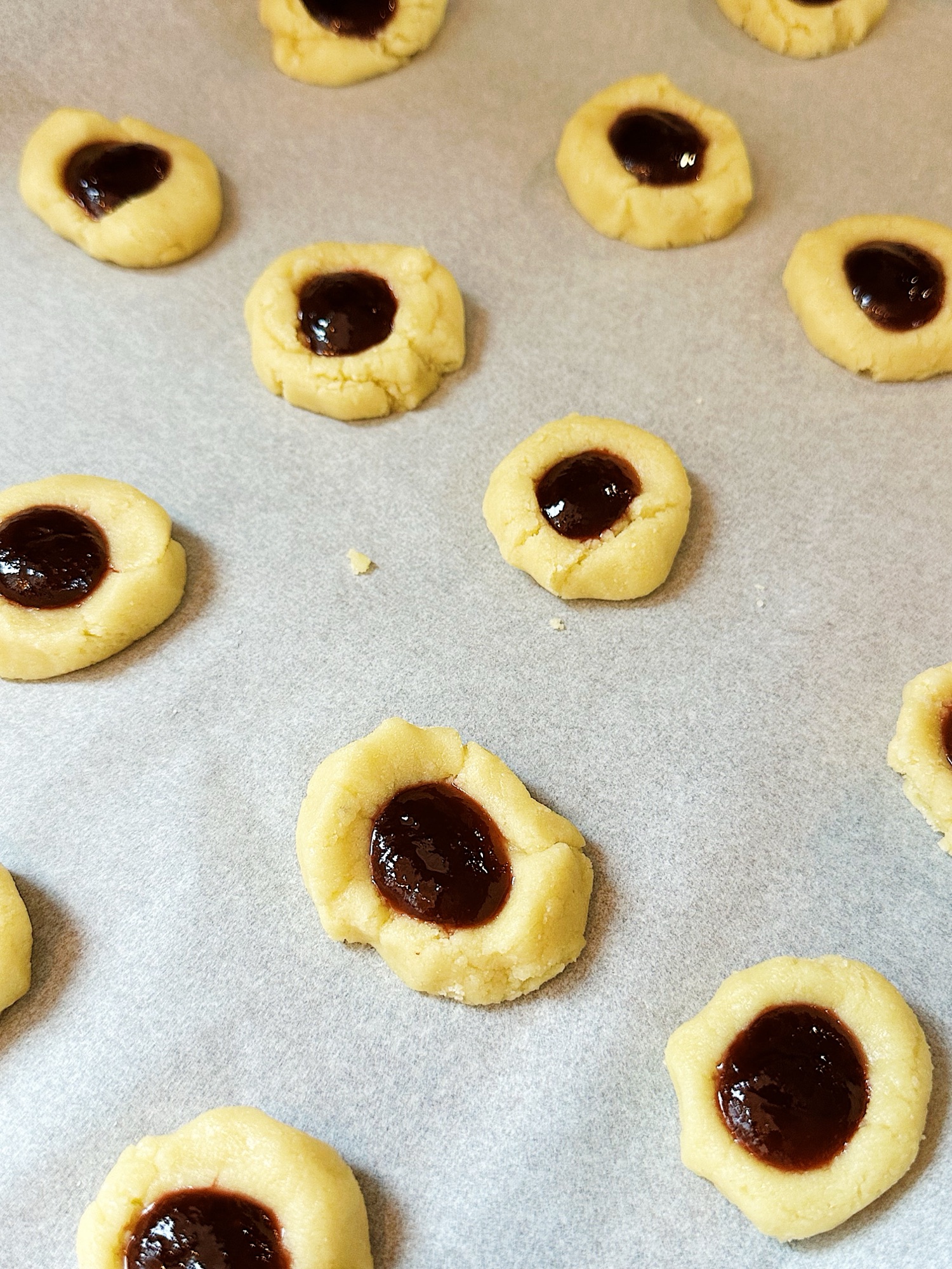 Biscuits thumbprints à la confiture de fruits