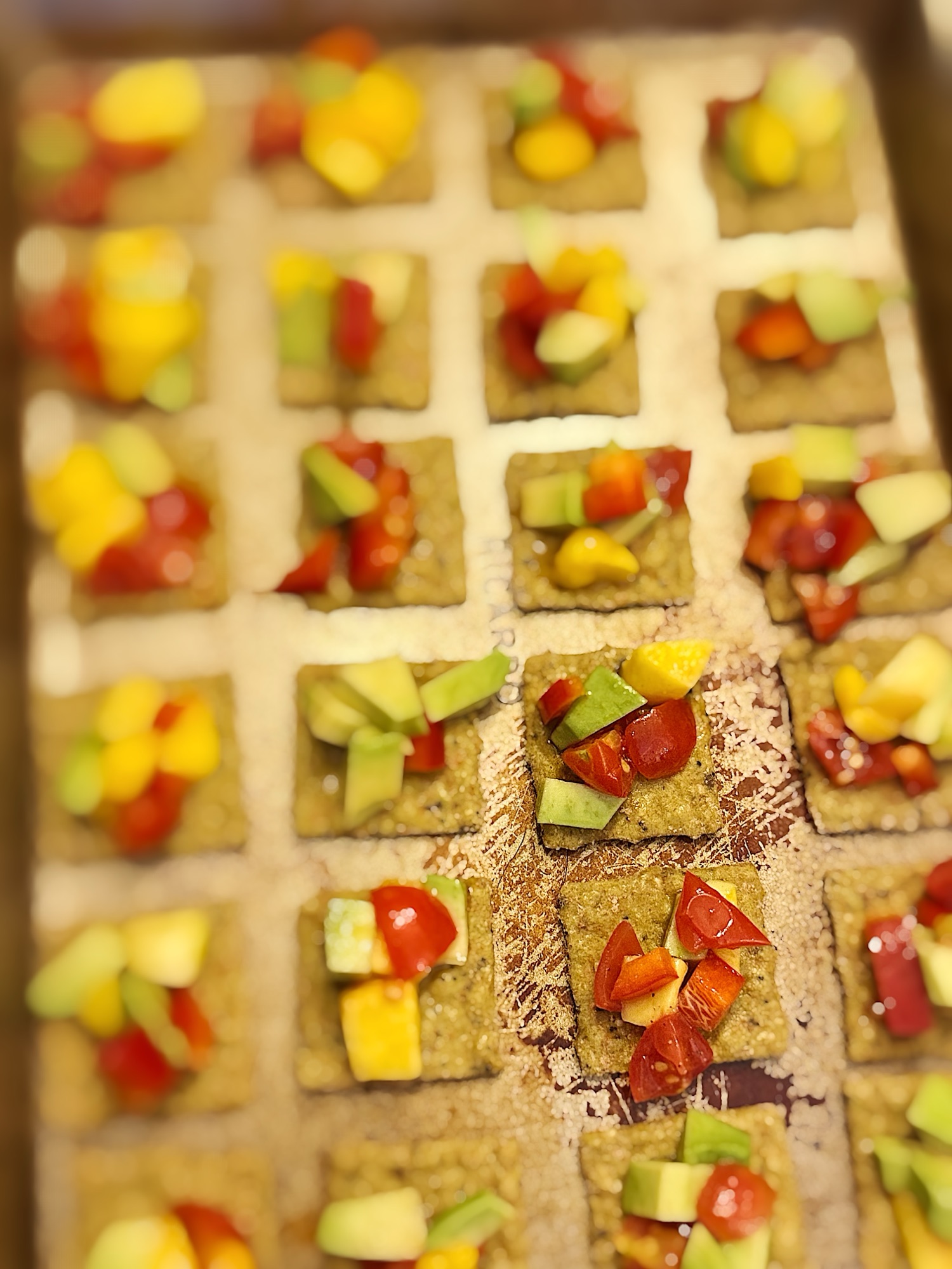 Bouchées à la tomate, mangue et avocat