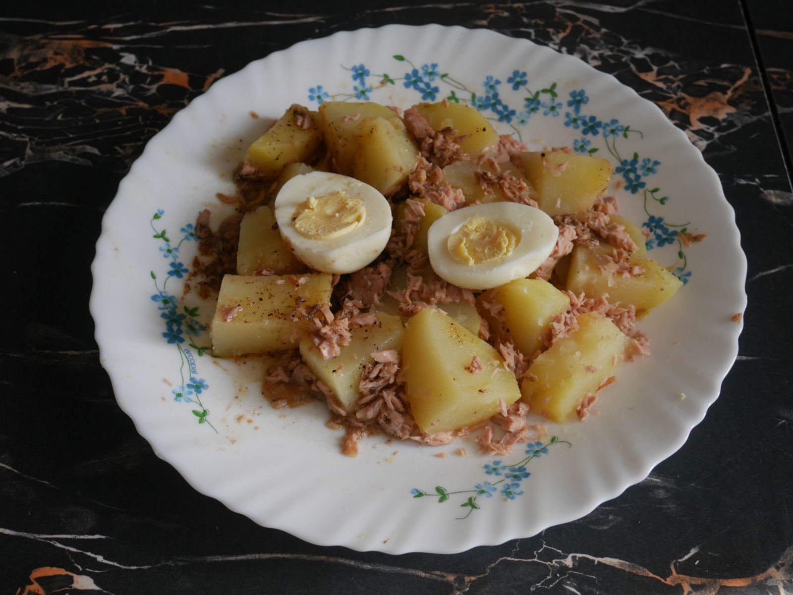 SALADE DE POMMES DE TERRE, THON, ŒUFS