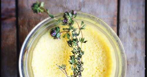 Petites crèmes aromatisées aux herbes